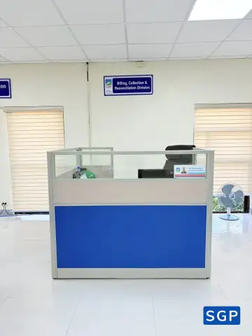 vách ngăn bàn làm việc màu xanh kết hợp màu kem