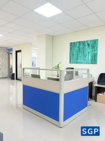 vách ngăn bàn làm việc màu xanh kết hợp màu kem