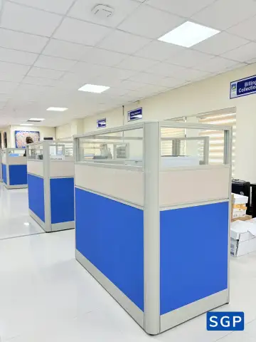 vách ngăn bàn làm việc màu xanh kết hợp màu kem