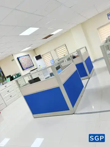 vách ngăn bàn làm việc màu xanh kết hợp màu kem