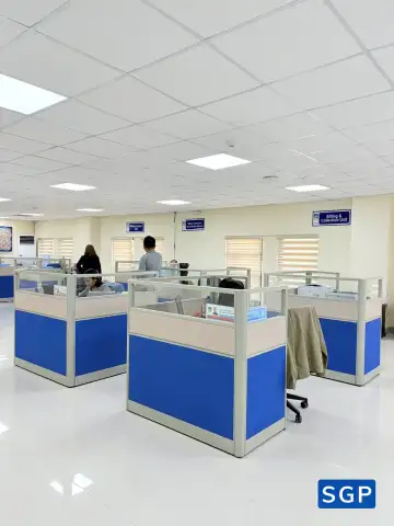 vách ngăn bàn làm việc màu xanh kết hợp màu kem