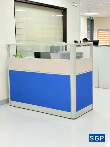 vách ngăn bàn làm việc màu xanh kết hợp màu kem