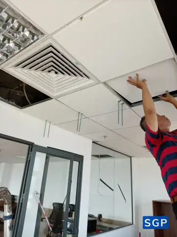 Lắp đặt vách di động màu trắng cho công ty ở quận 1