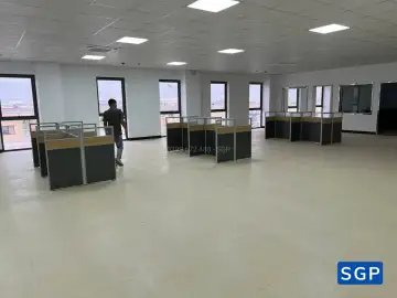 vách ngăn bàn gỗ 2 múi gỗ kính