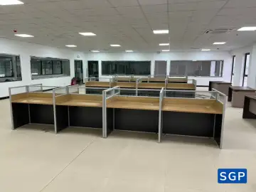 vách ngăn bàn gỗ 2 múi gỗ kính