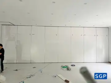 vách ngăn di động màu trắng