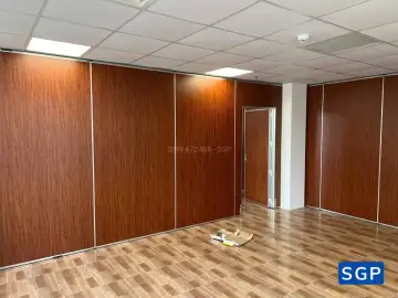 vách ngăn di động vân gỗ có cửa