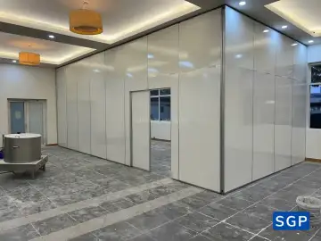 vách ngăn di động có cửa nhà hàng 