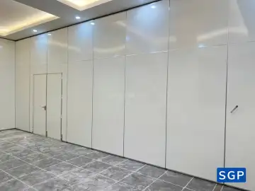 vách ngăn di động có cửa nhà hàng 