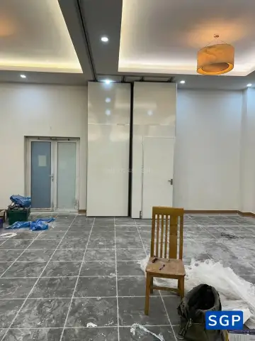 vách ngăn di động có cửa nhà hàng 