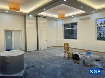 vách ngăn di động có cửa nhà hàng 