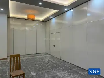 vách ngăn di động có cửa nhà hàng 