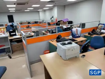 vách ngăn bàn làm việc gỗ kính vân gỗ kết hợp màu cam