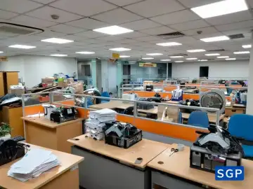 vách ngăn bàn làm việc gỗ kính vân gỗ kết hợp màu cam