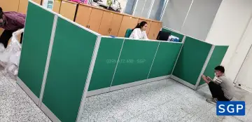 lắp vách ngăn nỉ xanh lá 