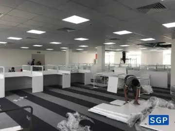 vách ngăn gỗ kính màu trắng cho văn phòng