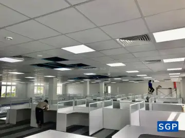 vách ngăn gỗ kính màu trắng cho văn phòng