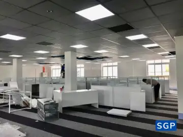 vách ngăn gỗ kính màu trắng cho văn phòng