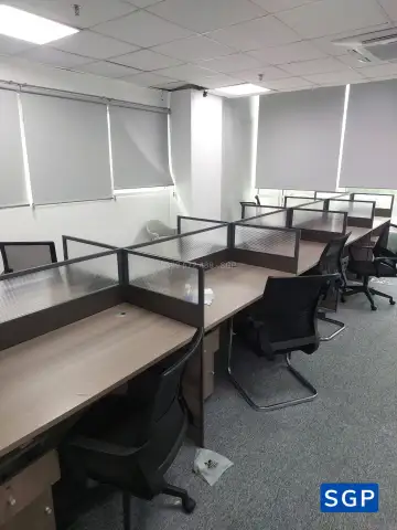 cụm bàn làm việc có vách ngăn (vách gỗ kính decal)