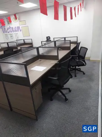cụm bàn làm việc có vách ngăn (vách gỗ kính decal)