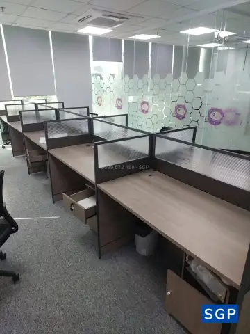 cụm bàn làm việc có vách ngăn (vách gỗ kính decal)