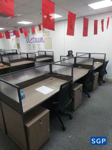 cụm bàn làm việc có vách ngăn (vách gỗ kính decal)