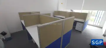 vách ngăn nỉ 2 múi xanh + kem - cụm bàn làm việc 4 chỗ