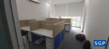 vách ngăn nỉ 2 múi xanh + kem - cụm bàn làm việc 4 chỗ