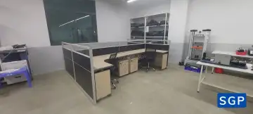 vách nỉ kính màu đen cho bàn L