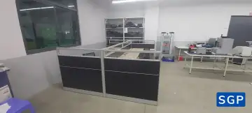 vách nỉ kính màu đen cho bàn L