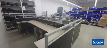 vách nỉ kính màu đen cho bàn L