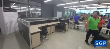 vách nỉ kính màu đen cho bàn L