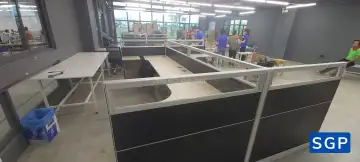 vách nỉ kính màu đen cho bàn L