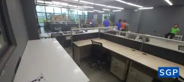 vách nỉ kính màu đen cho bàn L