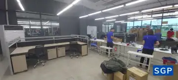 vách nỉ kính màu đen cho bàn L