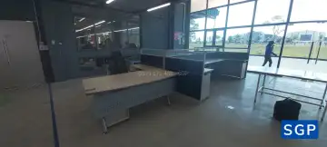vách nỉ kính màu đen cho bàn L