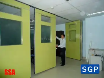 vách di động có ô kính