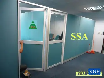 Giao hàng và lắp đặt vách nỉ ngăn phòng