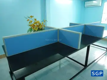 Giao hàng và lắp đặt vách nỉ trên mặt bàn