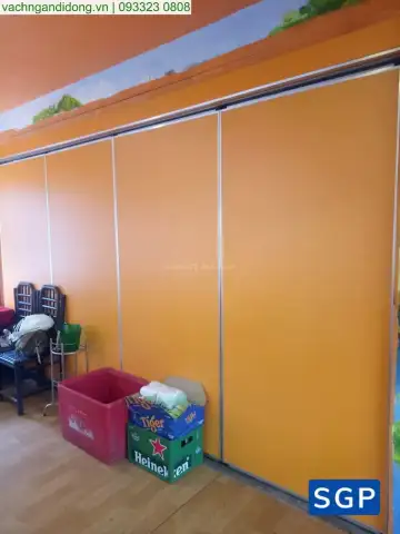 Sản xuất và lắp đặt vách di động gỗ màu cam