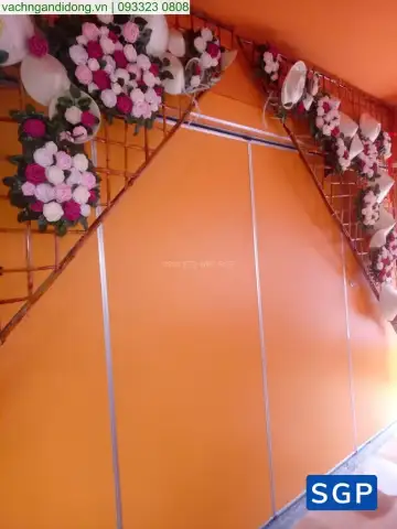 Sản xuất và lắp đặt vách di động gỗ màu cam
