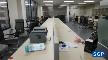 Giao vách kính trên mặt bàn
