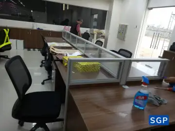 Sản xuất vách ngăn gỗ kính cho cửa hàng nội thất