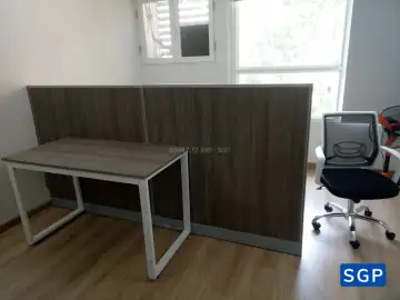 Giao hàng vách ngăn + bàn làm việc