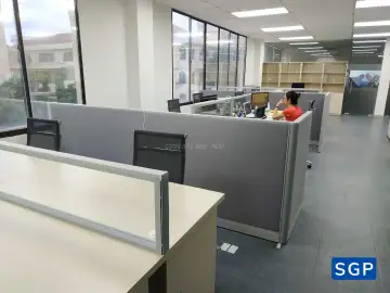 Giao hàng và lắp đặt vách nỉ