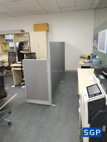 Giao hàng và lắp đặt vách nỉ