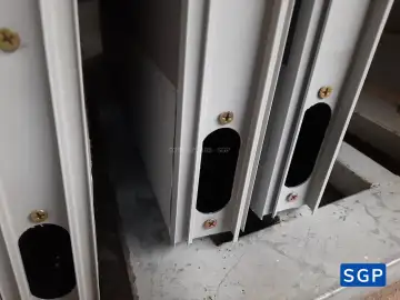 Giao hàng và lắp đặt vách nỉ
