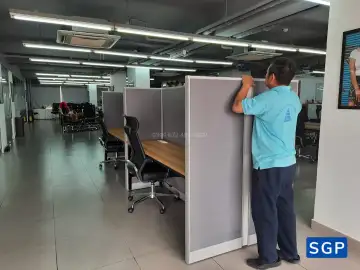 Giao hàng và lắp đặt vách nỉ