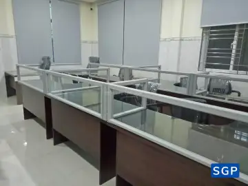 vách ngăn nhôm kính trên mặt bàn