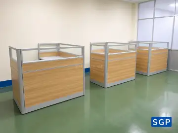Giao hàng và lắp đặt vách gỗ kính